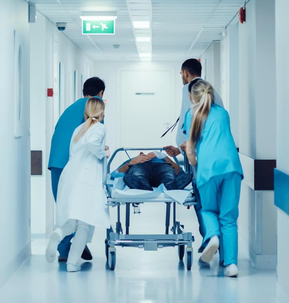 急症护理护士从业人员和医生在轮床上护送病人